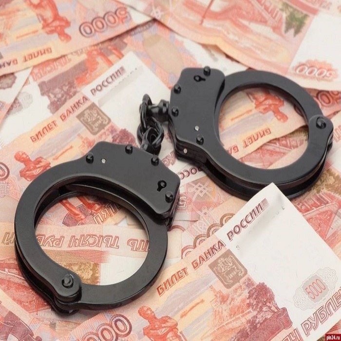 Бывшим сотрудникам ГИБДД в Иркутске вынесли приговор за получение взяток Преступная группа в рядах иркутской полиции работала с 2019 по 2022 год Сотрудники отдела технического надзора и регистрации автомототранспортных средств ГИБДД получали деньги за регистрацию машин вне очереди либо за постановку техники на учет с такими нарушениями которые регистрацию не допускали По версии следователей им удалось обогатиться на 500 тысяч рублей а размер одной взятки доходил до семи тысяч рублей Собранные доказательства суд признал достаточными осуждения трех участников группы приговор вынесен по статье о получении взятки организованной группой п а ч 5 ст 290 УК РФ Бывшие полицейские будут отбывать от 7 5 до 8 5 лет в колонии строгого режима выплатят штраф в несколько раз превышающий сумму взяток и будут лишены права занимать определенные должности Уголовное дело в отношении соучастников выделено в отдельное производство Один из них заключивший досудебное соглашение уже осужден к четырем с половиной годам лишения свободы со штрафом один миллион рублей и лишением права занимать определенные должности на два с половиной года