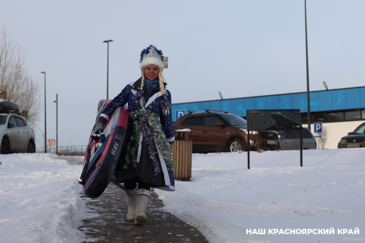 В Красноярске Деды Морозы и Снегурочки устроили массовый заплыв на сапах   Журналист издания «Наш Красноярский край» заметил их около маяка и речного клуба «Остров». Сказочные персонажи отправились в путь по акватории Абаканской протоки. Так они решили поздравить красноярцев и с хорошим настроением встретить 2025 год.  В момент заплыва на улице температура воздуха опускалась до -10 градусов. Но легкий морозец не помешал сапбордистам совершить прогулку на воде.  В конце прошлого года Дед Мороз также был замечен на сапе около маяка. Организаторы сегодняшнего флешмоба рассказали, что они и в 2023-м массово выходили в декабре на сапах.