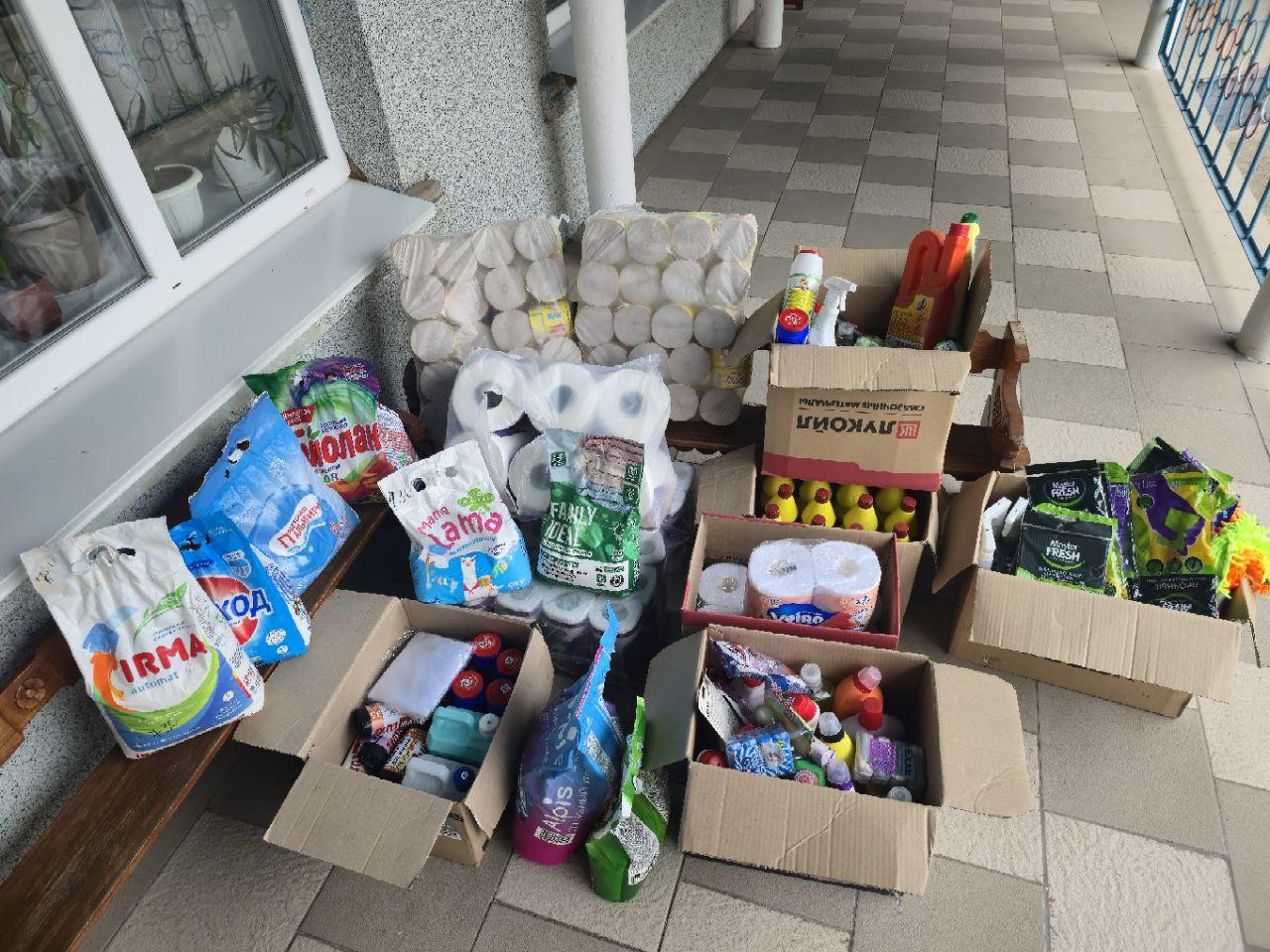 Благотворительная помощь детскому саду в Михайловке В селе Михайловка Скадовского МО индивидуальный предприниматель Сергей Малушенко при содействии начальника ТУ Михайловка Елены Павловой оказал благотворительную помощь местному детскому саду Солнышко В рамках акции были переданы необходимые для учреждения товары моющие и чистящие средства стиральный порошок средства личной гигиены предметы первой необходимости Глава Скадовского округа Александр Дудка отметил Такие инициативы местного бизнеса являются ярким примером социальной ответственности Подобная поддержка значительно улучшает условия пребывания детей в дошкольном учреждении и способствует созданию комфортной среды для воспитания подрастающего поколения Переданные материалы помогут обеспечить надлежащие санитарно гигиенические условия в детском саду и будут использованы в повседневной работе учреждения Администрация дошкольного образовательного учреждения выразила благодарность предпринимателю за своевременную и существенную поддержку