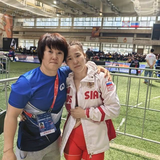  Алдынай Даржаа - бронзовая призерка Чемпионата России по спортивной борьбе Спортсменка одержала уверенную победу в схватке с Ольгой Рехметулловой из Чувашии со счётом 18:8, продемонстрировав выдающуюся технику и силу духа. Алдынай — мастер спорта России по вольной борьбе и бронзовый призер Сибирского федерального округа. За её успехами стоит огромный труд и наставничество её тренера Лорисы Ооржак. Гордимся!