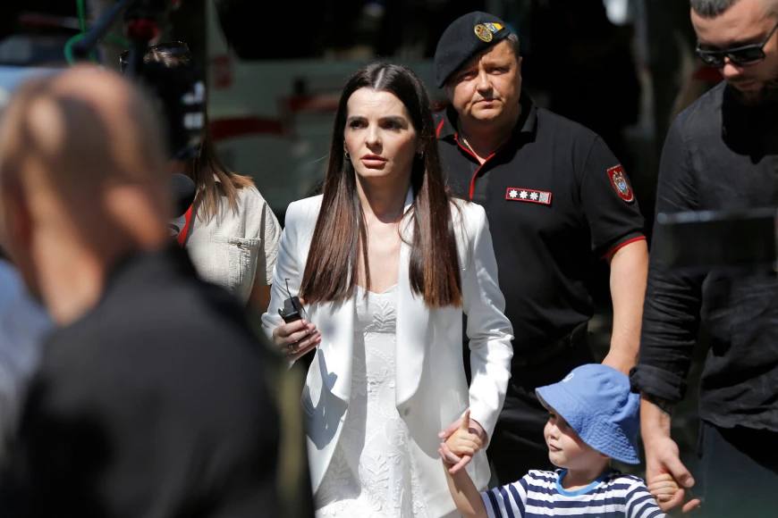 После почти трёх месяцев паузы Апелляционная палата Кишинёва возобновит 14 января рассмотрение дела башкана Гагаузии Евгении Гуцул и активистки Светланы Попан Как пояснила адвокат Наталья Байрам перерыв был вызван тем что один из судей входивший в состав коллегии и проходивший процедуру веттинга не был подтверждён а значит потребовалась его заменить Также адвокат отметила что и в этом году обе подсудимые не будут участвовать в судебных заседаниях лично что по прежнему будет негативно сказываться на их праве на защиту По словам адвоката рассмотрение дела не вернется к началу поскольку часть судей остались прежние как и докладчик оно будет продолжено с той точки с которой было приостановлено  Подпишись на ГРТ