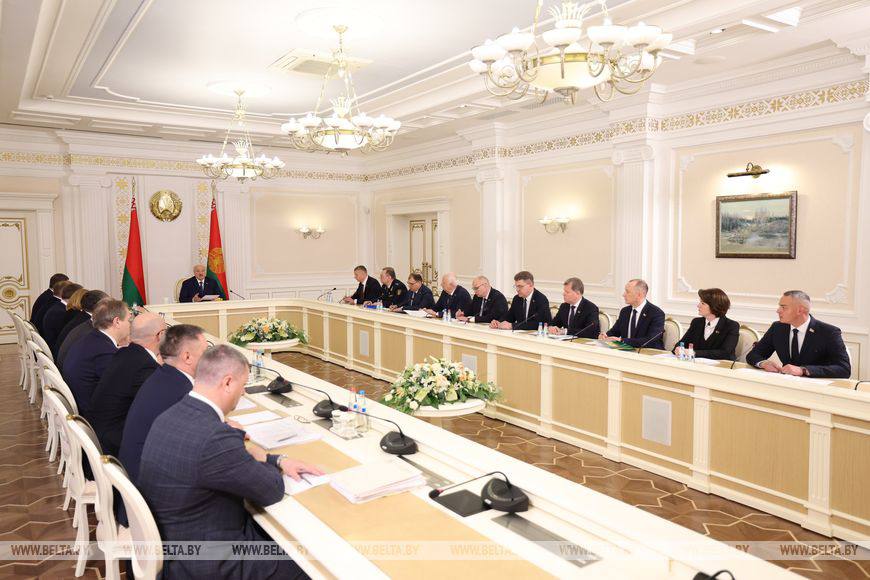 «Где, кто и на каких условиях». Президент поручил отрегулировать правила предоставления и выкупа арендного жилья "Вопрос, который должен стать одним из приоритетов на пятилетку, - подчеркнул Александр Лукашенко. - В будущем году мы выйдем к белорусам с проектом программы социально-экономического развития, который будет рассмотрен на Всебелорусском народном собрании. К этой встрече надо четко и понятно отрегулировать все положения: где, кто, насколько быстро и на каких условиях может претендовать на арендное жилье. И со временем приобрести его по желанию в собственность. Причем даже в рассрочку". По словам главы государства, это особенно важно для небольших населенных пунктов до 20 тыс. человек и будет хорошим стимулом для людей. "Принцип несложный: проработал определенное количество лет, допустим 10 или 15, без перерыва в организации, которая тебе предоставила жилье в аренду, тогда получаешь право выкупить его в собственность. Это принципиальный вопрос, по которому очень много дискуссий. И люди ставят перед нами этот вопрос, - сказал Президент. - То же с выкупом арендного жилья на селе, которое уже серьезно физически изношено, не соответствует санитарным и техническим требованиям. Странно, но сегодня у таких домов фактически нет хозяйской руки. С одной стороны - организация, на балансе которой они числятся. Она и должна проводить капитальный ремонт, как у нас это принято, один раз в 30 лет. С другой - наниматель, который живет, а в текущий ремонт вкладываться не спешит или же экономит. Потому что жилье-то не свое. Так и разваливается это жилье потихонечку".