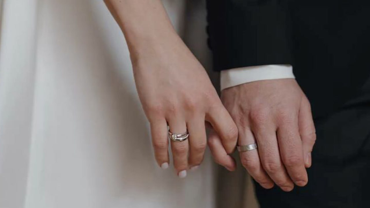 Жениться с 16 лет разрешат в Екатеринбурге Соответствующий регламент готовит департамент молодежной политики Результатом будет документ свидетельствующий о согласии властей на вступление в брак 16 летних граждан подтверждающий наличие такой необходимости и соблюдения прав брачующихся рассказали 66 RU в мэрии Ранее в Свердловской области увеличили пособия для беременных студенток Теперь молодые мамы смогут получить до 89 тысяч рублей Жениться с 16 лет это рановато   совет да любовь Фото Анастасия Смирнова   Новости из Екатеринбурга