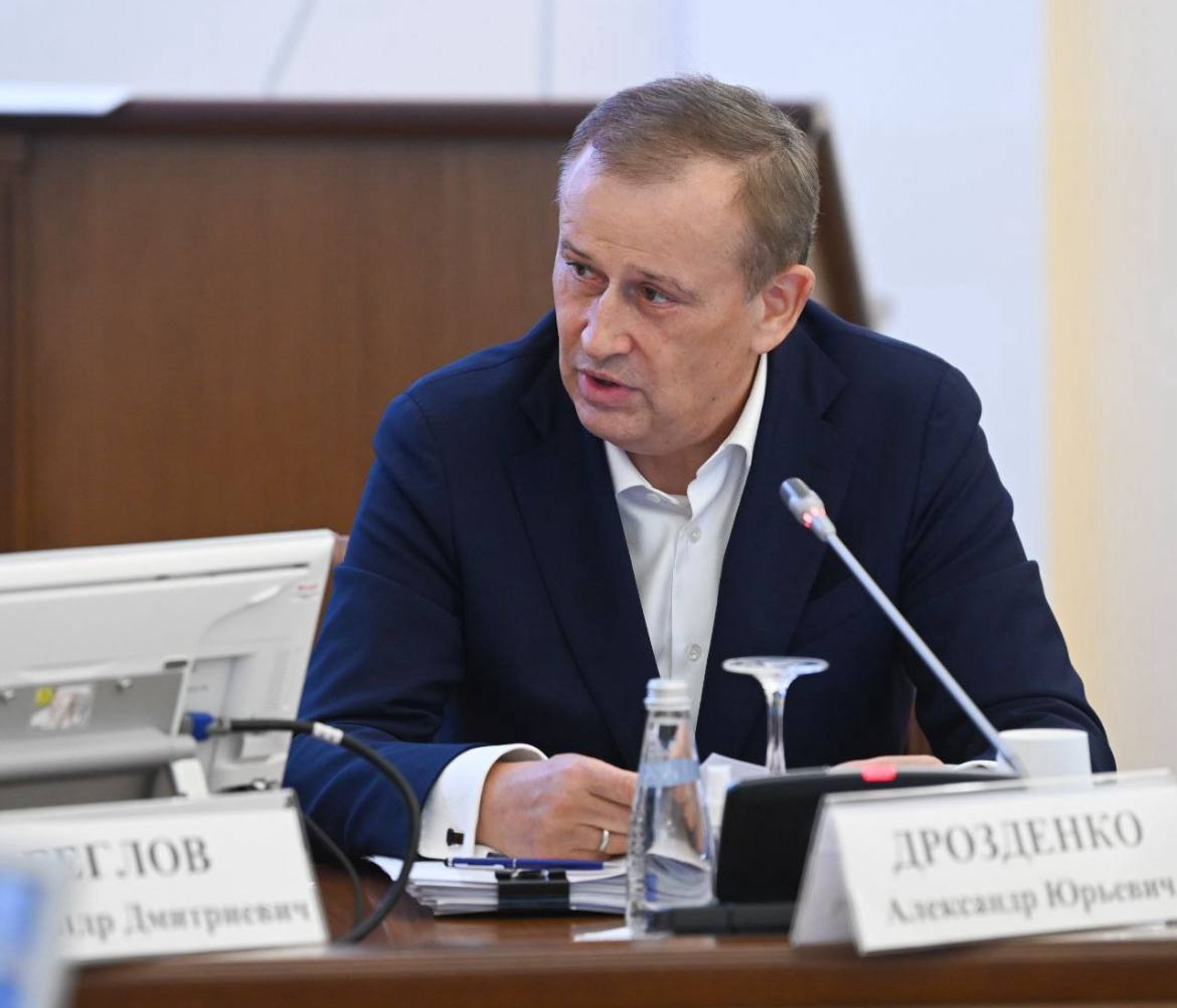 Поручил стройблоку подготовить законодательную инициативу, чтобы у регионов появились реальные полномочия защищать участников жилищного строительства в ИЖС. Сейчас выстроили системную работу с банками: выявлено около 2 тысяч сделок с нарушением сроков строительства, достигнута договорённость о поддержке со стороны кредитных организаций: реструктуризация, кредитные каникулы, замена подрядчика, если на него возбуждено уголовное дело. Также поручил жёстче контролировать строительные проекты на местах. Землю под ИЖС выделяют муниципалитеты — они первыми видят риски.