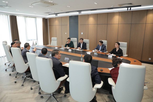 Делегации из Китая и Японии изучили возможности фармрынка Узбекистана В Агентстве по развитию фармацевтической отрасли состоялась встреча с делегацией компаний Golden Concord Holdings и Ningbo Green Health Pharmaceutical из Китая а также Phytopharma из Японии English O zbek tilida Ўзбек тилида На русском iOS Android