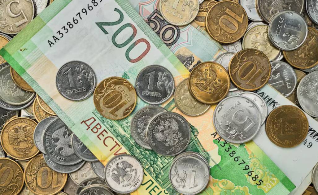 Дочь 4 года тратила пенсию пропавшей матери Жительница Бурятии с 2021 года использовала пенсию своей матери, пропавшей без вести. Даже после признания матери умершей в 2024-м, женщина продолжала снимать деньги. Присвоено: 500+ тыс. руб. Наказание: до 6 лет лишения свободы Дело передано в суд.