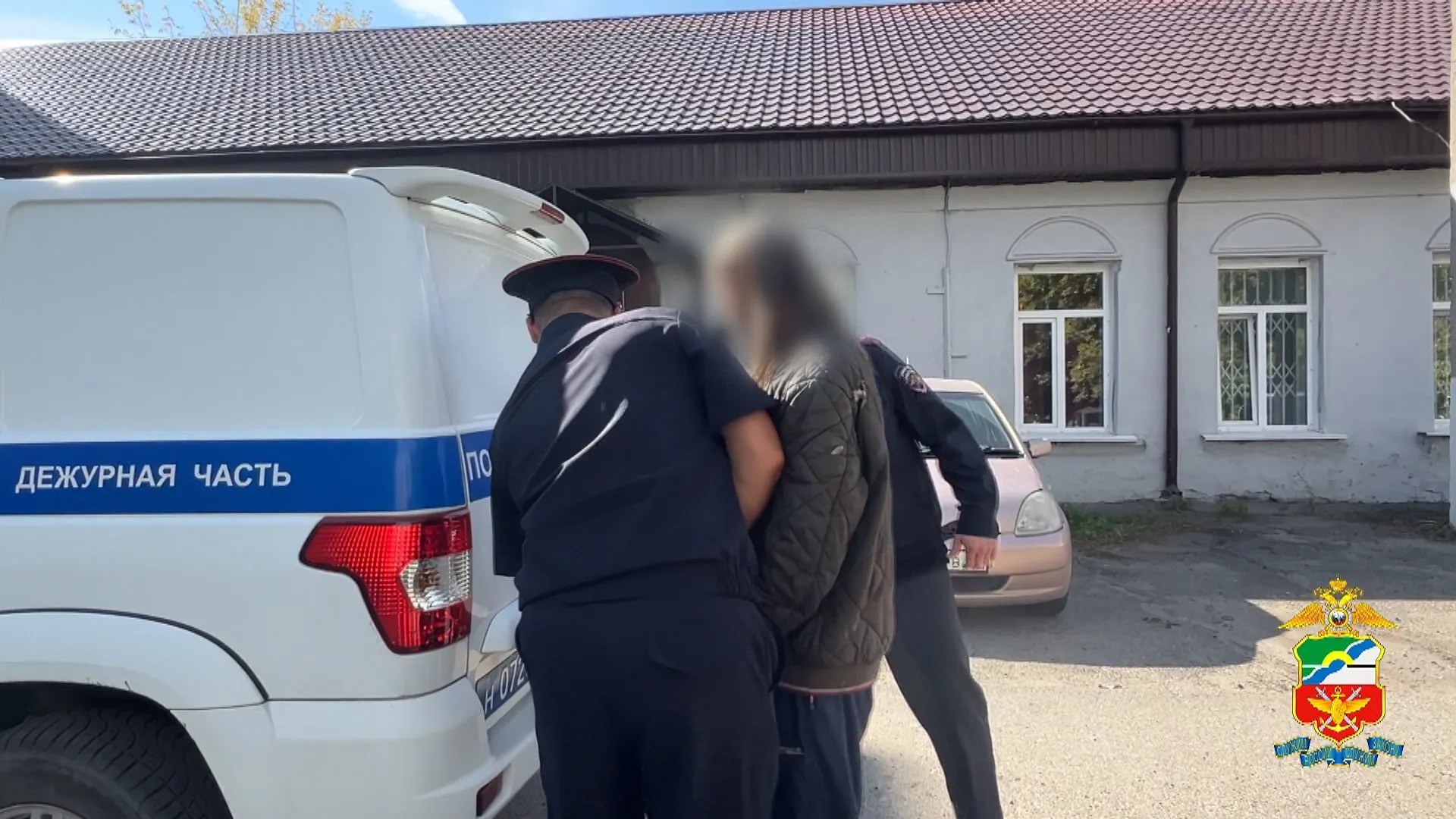 Житель Алтая получил условный срок за угрозы взорвать вокзал из за забытого рюкзака Новоалтайский городской суд вынес приговор 48 летнему местному жителю обвиняемому в ложном сообщении о теракте и хранении наркотиков Как рассказали в транспортной полиции Сибири инцидент произошёл в сентябре прошлого года Мужчина возвращался домой на электричке проспал свою остановку и вышел на следующей станции забыв в вагоне рюкзак Вернувшись домой он выпил и позвонил в службу 112 с требованием немедленно вернуть вещи пригрозив совершить противоправные общественно опасные действия на одном из объектов железнодорожного транспорта Полицейские оперативно вычислили и задержали звонившего При обыске его дома взрывных устройств не нашли зато обнаружили 20 граммов марихуаны В итоге мужчину судили сразу по двум статьям за заведомо ложное сообщение о теракте и незаконный оборот наркотиков Мужчина получил 3 года и 2 месяца лишения свободы условно с испытательным сроком в два года Катунь 24 в MAX