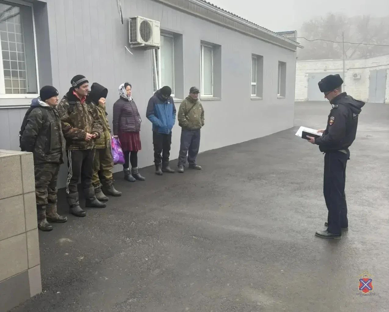 Троих иностранцев выдворят за пределы РФ за нарушение закона под Волгоградом В Городищенском районе прошел рейд по поиску нелегальных мигрантов Троих приезжих поместили в центр временного содержания 15 человек доставили в подразделения полиции 8 привлекли к административной ответственности Подписаться Перейти на сайт MAX