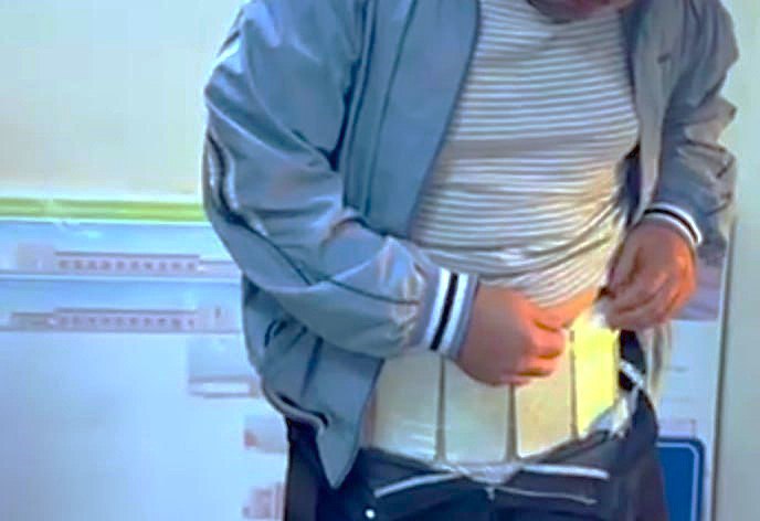 Примотал скотчем в Узбекистан пытались незаконно провезти смартфоны iPhone 17 более чем на полмиллиарда сумов   repost uz dumal samiy xitriy chto li Подписывайтесь на Repost