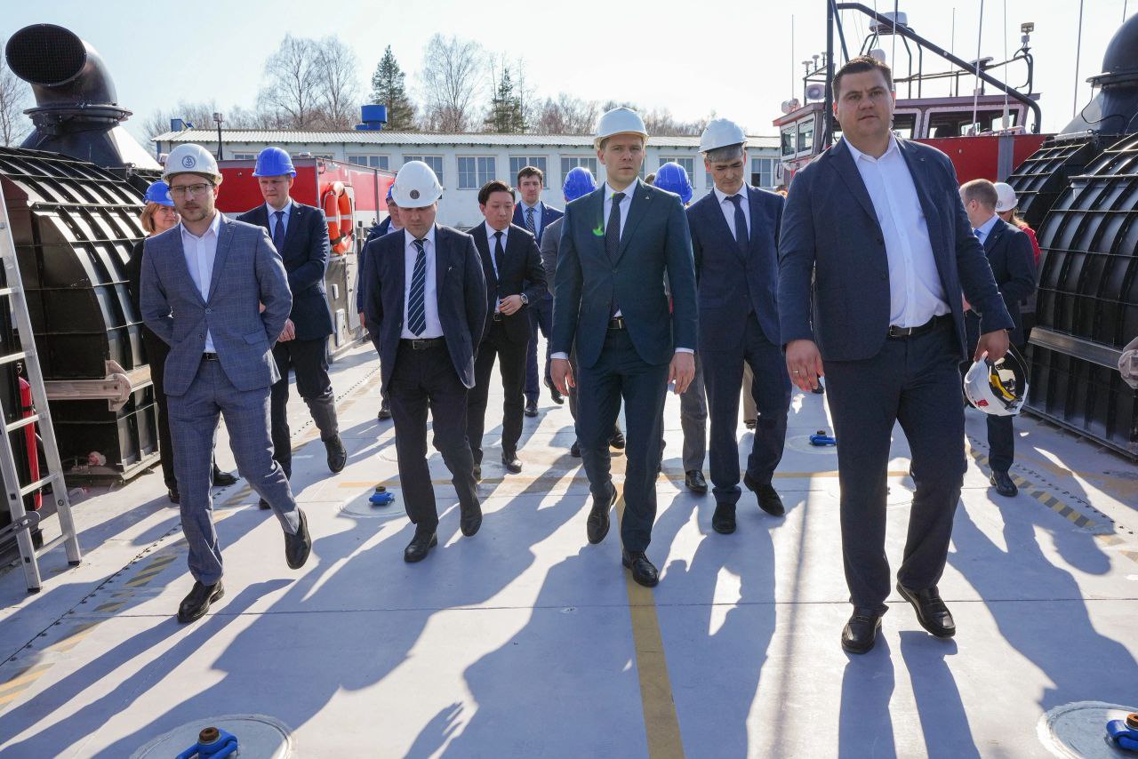«Хаска-10» готова к серийному выпуску и работе в Арктике! Об этом заявил генеральный директор АО "Концерн «Калашников», член бюро Союза машиностроителей России Алан Лушников в разговоре с министром промышленности и торговли Антоном Алихановым, который посетил «Рыбинскую верфь». Судно на воздушной подушке с гибкими скегами «Хаска-10» было построено по заказу Минпромторга России в рамках государственной программы «Развитие судостроения и техники для освоения шельфовых месторождений на 2013–2030 годы». Судно способно двигаться в любых условиях при температуре до -50 °С со скоростью 40 узлов и транспортировать до 10 тонн груза. По словам министра Алиханова, «специализированные суда, как «Хаска-10», могут стать основой транспортного парка снабжения всем необходимым промышленных объектов, гражданских и военных инфраструктур, расположенных на территориях Крайнего Севера». #Калашников #Лушников #Алиханов #союзмаш