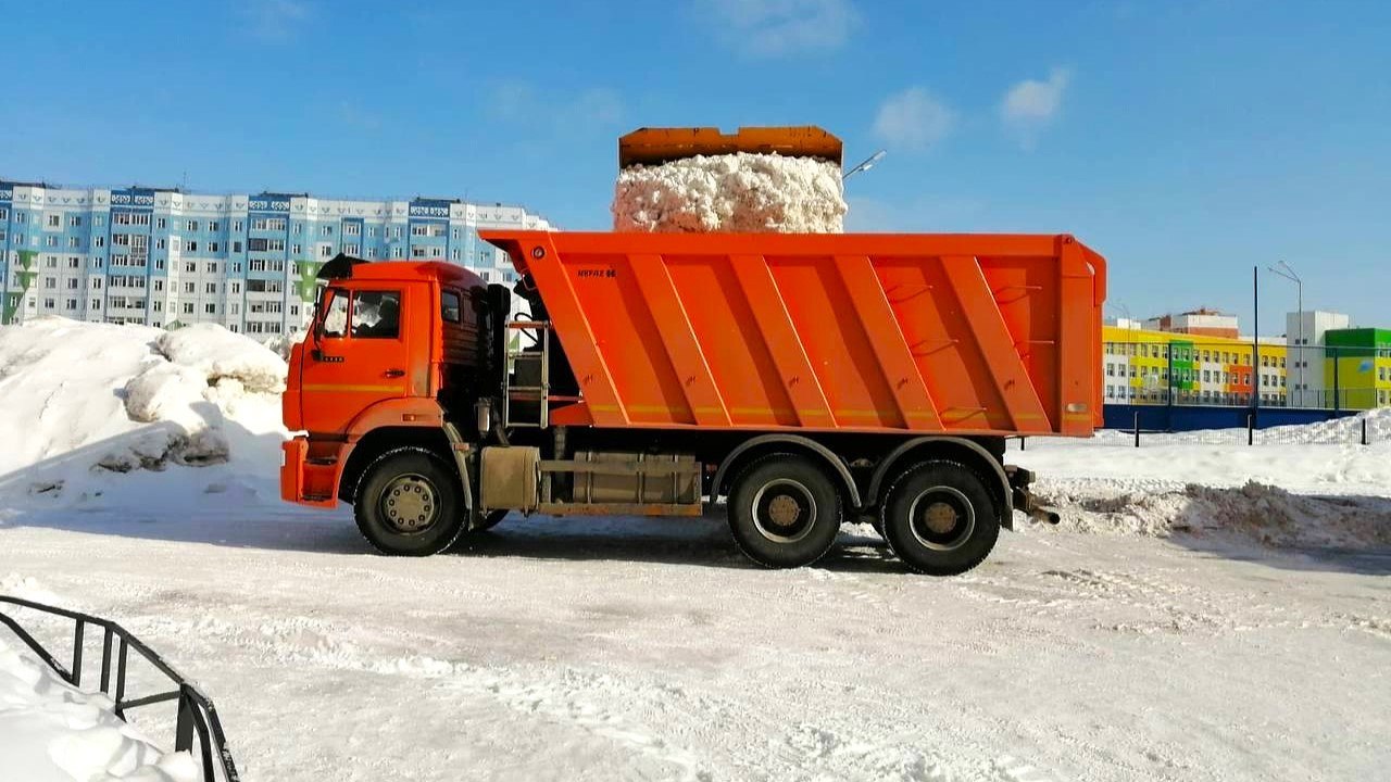 В Нижневартовске за сутки вывезли около 5000 кубометров снега. В мэрии сообщили, что на полигон отправлено 4 790 кубометров. В уборке задействовано 60 единиц техники, очищающих дороги и тротуары.