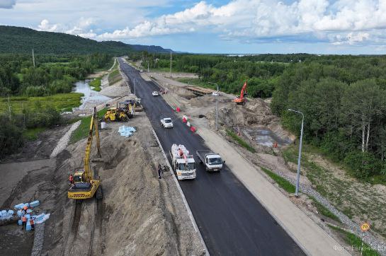 В 2025 году благодаря нацпроекту Инфраструктура для жизни в Амурской области в нормативное состояние приводят 36 участков дорог общей протяженностью свыше 76 километров Об этом говорили на заседании Общественного совета при Минтрансе сообщает пресс служба министерства Основные работы ведутся на объектах опорной сети В нормативе сегодня чуть более 45 За последние шесть лет привели в норматив почти 200 километров дорог опорной сети Ключевая задача в ближайшие шесть лет достичь показателя 85 За эти шесть лет приведем в норматив более 300 километров или в 1 5 раза больше дорог по сравнению с предыдущей шестилеткой отметил заместитель министра Дмитрий Лучников ПОДРОБНОСТИ НА НАШЕМ САЙТЕ