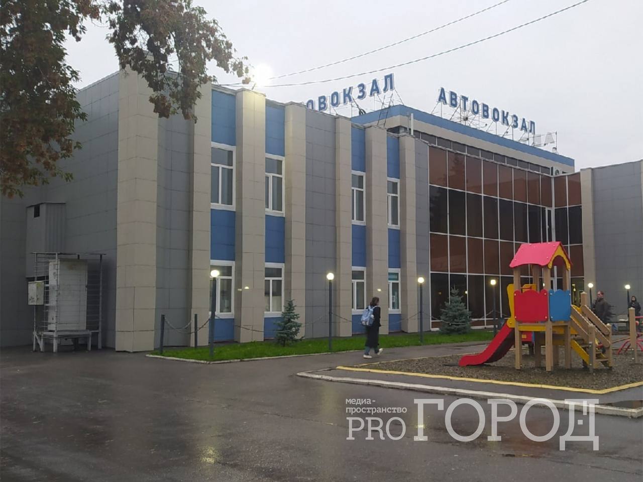 Минстрой: работа Пензенского автовокзала восстановлена. Об этом сообщили в Министерстве строительства, транспорта и дорожного хозяйства региона в 10:12. Отмечено, что общественный транспорт также начал работать. Он следует в объезд перекрытых участков дорог. Временная схема движения будет доведена дополнительно.