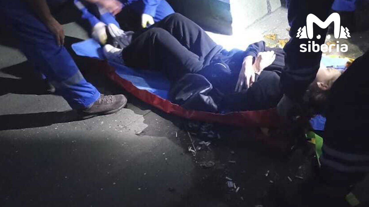 Девушка пыталась спасти котёнка и упала с балкона многоэтажки в Барнауле. Пушистый застрял на 13-м этаже дома на Путиловской. 19-летняя пострадавшая хотела помочь, но свалилась на крышу другого уровня высотки, пролетев три этажа. Спасатели со спецсредствами добрались до девушки. Она была в сознании, но жаловалась на сильную боль в ногах. На носилках её спустили и передали врачам.