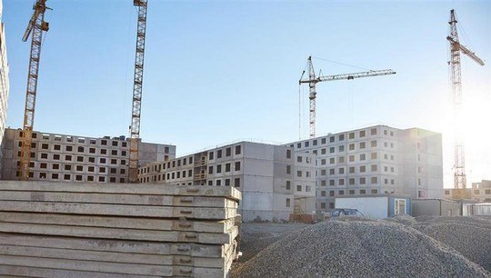 Уральские ученые нашли способ строить дешевле и надежнее Специалисты УрФУ член НОТИМ совершили прорыв в строительстве Они разработали инновационную технологию гидроизоляции фундаментов которая значительно удешевляет процесс и повышает его надежность В чем суть Используется специальная цементная смесь которую наносят на арматуру с помощью уникального запатентованного устройства Слой всего в 2 мм делает бетон в 2 раза более водонепроницаемым На фундаменте площадью 1000 м² можно сэкономить от 140 до 400 тысяч рублей Технология уже прошла испытания и скоро будет применена на реальной стройплощадке Это не только выгоднее но и долговечнее чем традиционные рулонные материалы Источник новости членов НОТИМ notimRUtg