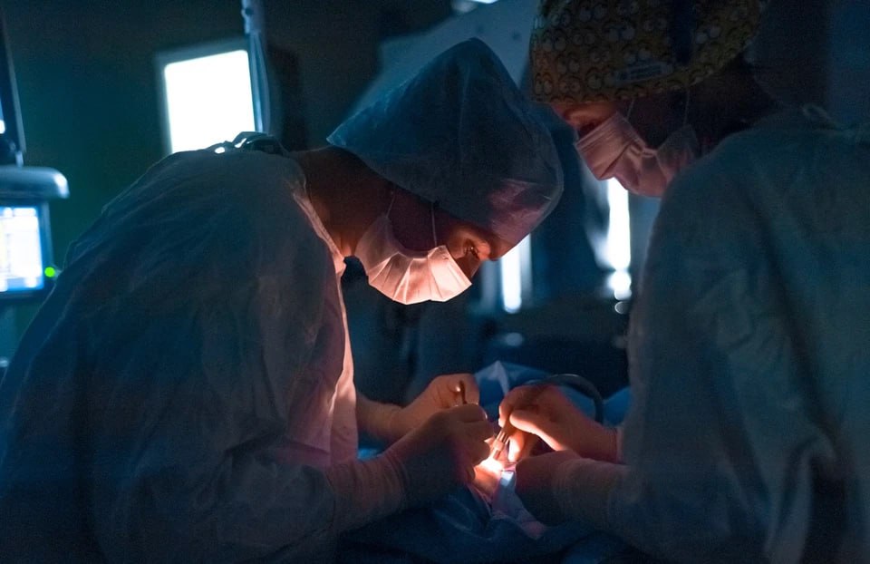 Опухоль проросла в кость врачи спасли 72 летнюю женщину с онкологией 72 летняя жительница Магнитогорска обнаружила у себя опухоль в правой голени Сначала обратилась к травматологу а тот направил ее в Челябинский онкоцентр Обследование показало что четырехсантиметровая опухоль мягких тканей уже проросла в кость Врачи решили что злокачественное новообразование нужно удалять Раньше таких пациентов отправляли в федеральные центры в Москве и Санкт Петербурге Но с недавних пор такие операции проводят и в Челябинске Мы удалили опухоль мягких тканей и пораженный участок большеберцовой кости Для восстановления костного дефекта мы использовали фрагмент кости взятый из крыла правой подвздошной кости рассказывает онколог отделения опухолей кожи костей и мягких тканей Челябинского онкоцентра Дмитрий Кровяков Операция прошла успешно Контрольные обследования показали что рецидива или прогрессирования заболевания нет А замена кусочка кости позволила сохранить функцию ноги поэтому женщина может ходить и жить как раньше Подписаться на chelkp Мы в MAX