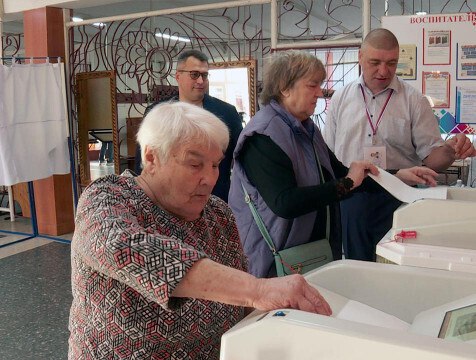 Одним избирательным округом стало меньше в Калужской области 20 мая во втором и третьем чтениях депутатами Государственной Думы был принят закон, утверждающий новую схему одномандатных избирательных округов. Согласно ей проведут выборы 2026 года. При составлении схемы, сообщается на сайте Государственной Думы, учли в том числе воссоединение с Россией 4 регионов. В связи с этим для Калужской области предусматривается уменьшение на один круг.