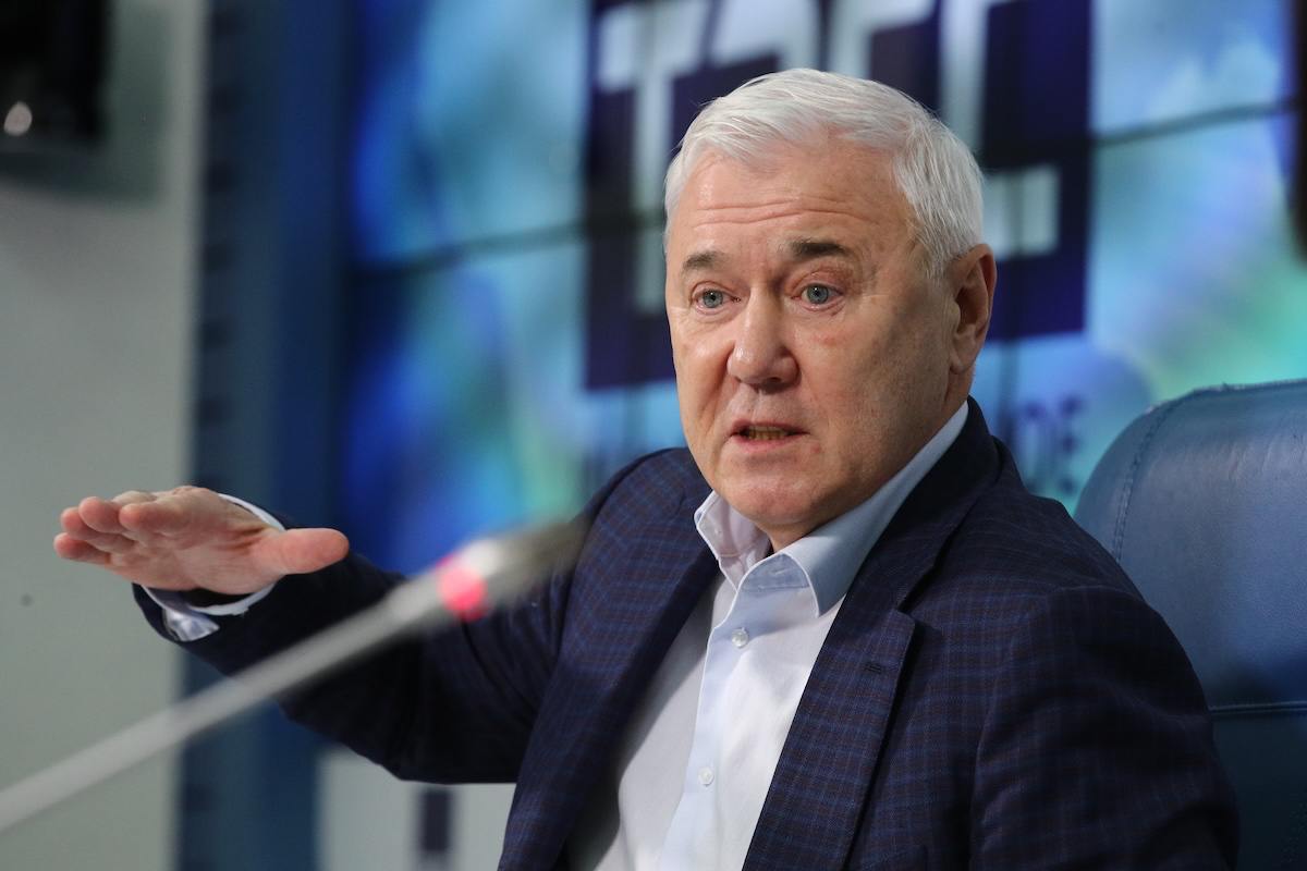 Российские компании смогут помогать своим работникам копить на пенсию Компании, которые софинансируют взносы сотрудников в программу долгосрочных сбережений ПДС , смогут вычитать свои вложения из базы по налогу на прибыль. Рассказал «Известиям», что эта льгота может заработать уже с 2026 года. ПДС уже предусматривает софинансирование взносов граждан со стороны государства в размере до 36 тыс. рублей в год. Кроме того, участники программы получают налоговый вычет до 52 тыс. рублей. Реализация предложенных мер позволит: Компаниям расширить социальный пакет для работников, Гражданам заметно увеличить свои пенсионные накопления.