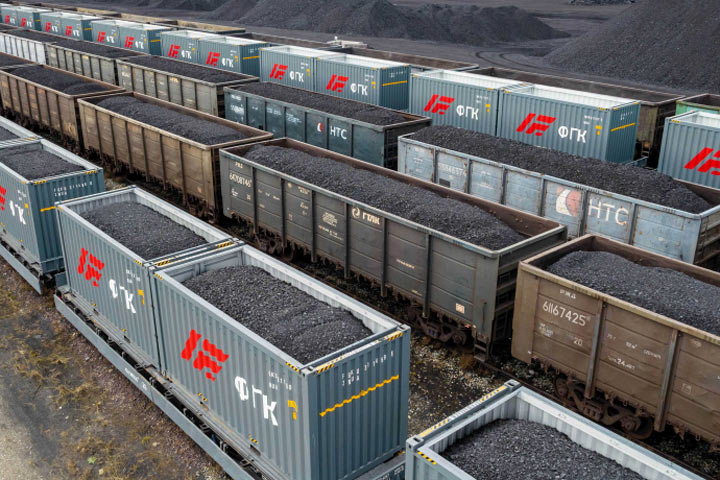 СЕРЬЕЗНОЕ ПАДЕНИЕ ЭКСПОРТА УГЛЯ НА ВОСТОК ОЖИДАЮТ В ХАКАСИИ Об этом на заседании комиссии Госсовета по направлению Энергетика сообщил глава РХ Валентин Коновалов В целом мы прогнозируем по году по восточному направлению которое для нас наиболее важно и наиболее интересно нашим предприятиям падение на 18 20 по сравнению с 2024 годом когда у нас действовало соглашение с РЖД о вывозе угля в восточном направлении прим ТАСС и мы вывезли 6 5 млн тонн В этом году скорее всего если ничего не изменится мы вывезем чуть больше 5 млн тонн За 10 месяцев 2025 го в целом отгрузка угля из региона выросла на 9 Совокупный убыток предприятий угольной отрасли достиг 10 млрд а по итогам года ожидается 12 млрд По вине работодателя в простое находятся 94 человека При этом этот незначительный рост отгрузки угля связан с тем что предприятиям просто надо сохранять коллективы и они в убыток себе продают и на внутренний рынок и в западном направлении подчеркнул Коновалов Глава отметил угольная отрасль республики обеспечивает порядка 20 ВРП и 25 собственных доходов консолидированного бюджета Хакасии Среди мер поддержки власти региона предлагают вернуться к соглашениям РЖД с регионами о гарантированных объемах вывоза угля в восточном направлении для Хакасии такие объемы должны составлять не менее 10 млн тонн Кроме того необходимо возобновить применение понижающих коэффициентов при экспорте энергетического угля и вернуть скидки 12 8 в тарифном коридоре РЖД при экспорте угля в южном и северно западном направлениях В республике работают 8 угольных предприятий где занято около 5 7 тыс человек и 12 5 тыс в смежных отраслях экономики С учетом их семей от отрасли зависят около 50 тыс жителей РХ около 10 Фото разрез Майрыхский угольныеразрезы экспорт главаХакасии