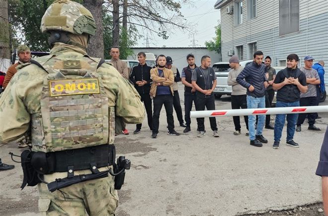 Мигранты с самарской овощебазы пытались сбежать от полицейских через бетонный забор В Самаре полицейские провели миграционный рейд по овощной базе на ул. Дальневосточной. Об этом сообщает региональное ГУ МВД. Правоохранители проверили документы у 30 работников и посетителей базы. При этом несколько человек попытались перелезть бетонное ограждение и укрыться на складах. Как выяснилось, один из мигрантов нарушил режим пребывания в РФ, а четверо его соотечественников работали без соответствующего разрешения. Силовики составили протоколы об административных правонарушениях и на их работодателей. Фото: ГУ МВД по Самарской области