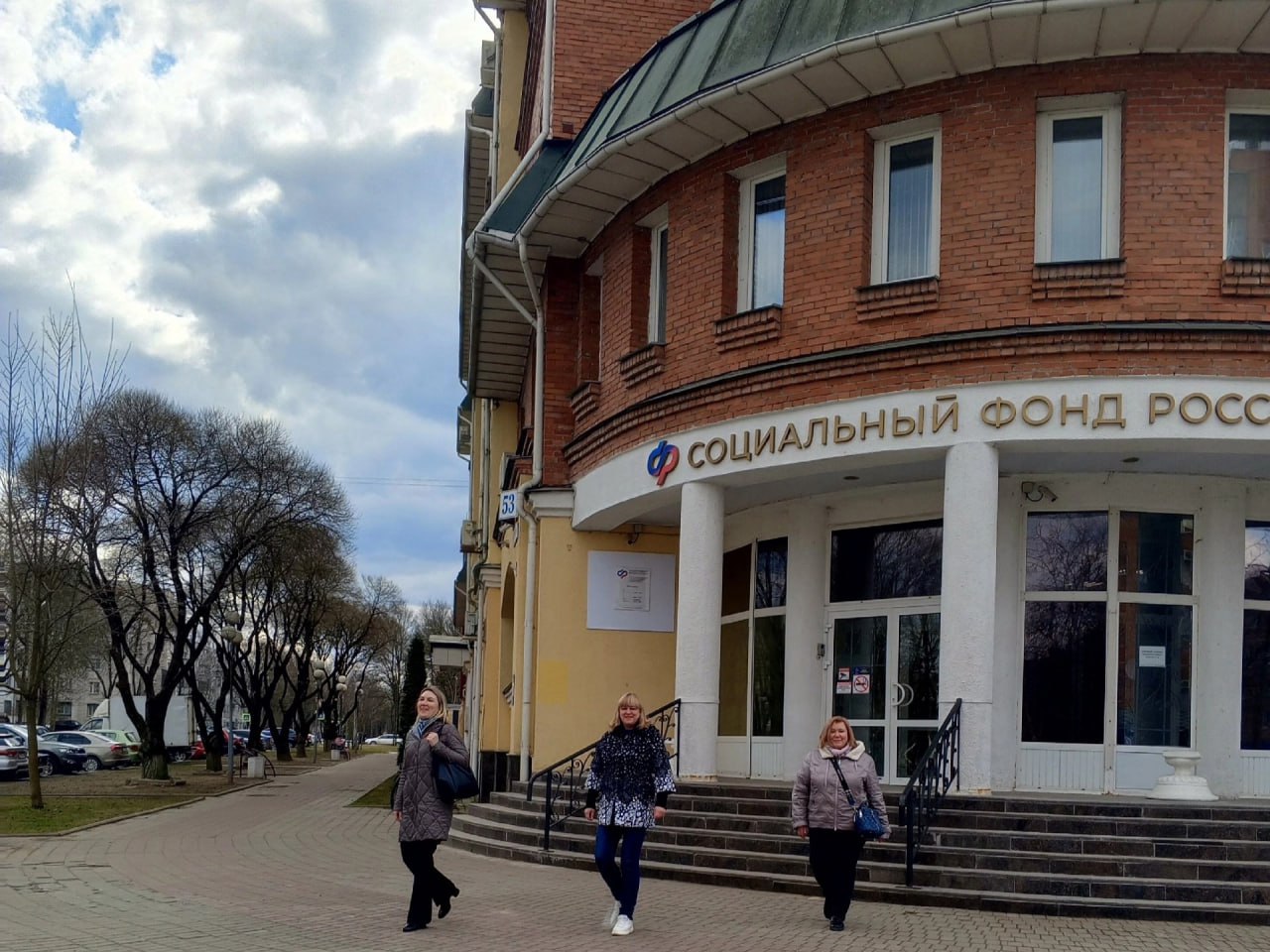 С начала 2025 года более тысячи работающих жителей Псковской области скорректировали сведения на своих индивидуальных лицевых счетах СНИЛС чтобы обеспечить правильное формирование будущих пенсионных выплат СНИЛС является ключевым документом где накапливается информация о трудовой деятельности и страховых взносах работодателя влияющих на размер пенсии Как рассказал заместитель управляющего Отделением СФР по Псковской области Дмитрий Яковлев каждый гражданин может проверить эти данные и исправить возможные ошибки В личном кабинете на портале Госуслуг каждый пскович может заказать выписку из своего индивидуального лицевого счета в которой будут отражены сведения о периодах официальной трудовой деятельности о стаже и количестве пенсионных коэффициентов а также о сумме пенсионных накоплений если они формируются Если в выписке отсутствуют сведения о работе или в данных есть ошибки то необходимо обратиться к работодателю предоставившему неверные сведения чтобы он сделал корректировку или внес дополнения рассказал Дмитрий Яковлев Если исправить данные через работодателя невозможно например из за ликвидации организации жителям региона необходимо обратиться в клиентскую службу Отделения СФР лично или через портал Госуслуги предоставив подтверждающие документы Отделение СФР по Псковской области настоятельно рекомендует всем работающим гражданам регулярно проверять информацию на своих индивидуальных лицевых счетах поскольку полнота и точность этих данных напрямую влияют на право получения пенсии и ее итоговый размер Социальный фонд РФ