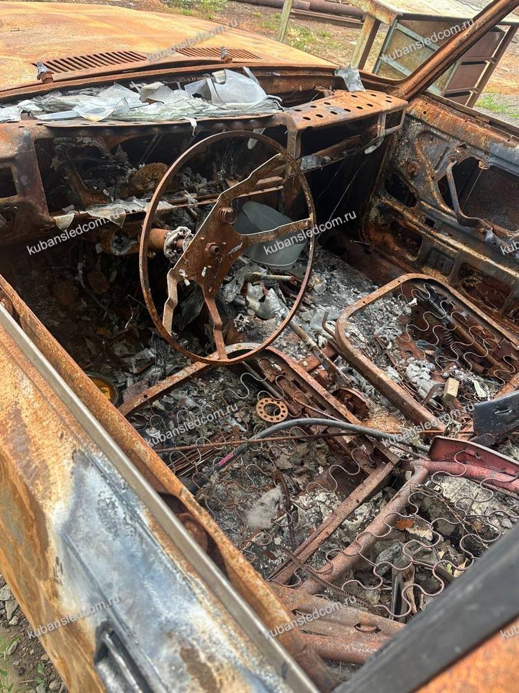 В Северском районе перед судом предстали подростки, обвиняемые в угоне автомобиля и совершении других преступлений  Следственным отделом по Северскому району СКР по Краснодарскому краю завершено расследование уголовного дела в отношении 14 и 15-летнего местных жителей. Они обвиняются в угоне автомобиля, совершенном группой лиц по предварительному сговору  п. «а» ч. 2 ст. 166 УК РФ . 15-летний подросток также обвиняется в умышленном уничтожении чужого имущества из хулиганских побуждений путем поджога  ч. 2 ст. 167 УК РФ  и двух эпизодах краж  п. «а, б, в» ч. 2 ст. 158 УК РФ .  По версии следствия, в ночь на 8 ноября прошлого года фигуранты находились на улице Орджоникидзе в станице Северской, где увидели автомобиль «ВАЗ 21074», припаркованный около одно из домов. Проникнув в машину, обвиняемые запустили двигатель, соединив провода зажигания, и угнали транспортное средство, которое впоследствии оставили на территории станицы из-за его технической неисправности. На следующее утро 15-летний обвиняемый слил бензин из бензобака, облил им подкапотное пространство автомобиля и путем соединения проводов вызвал возгорание машины. Действиями фигуранта потерпевшему был причинен ущерб на сумму более 124 тысяч рублей.  Кроме того, 15-летний фигурант в феврале 2025 года вместе с отцом совершил две кражи из строящегося жилого дома и хозяйственной постройки, расположенных на территории станицы Северской, причинив потерпевшим ущерб на общую сумму более 65 тысяч рублей.  Материалы уголовного дела в отношении отца фигуранта выделены в отдельное производство и направлены по подследственности в другой правоохранительный орган.  В рамках расследования уголовного дела ущерб, причиненный потерпевшим, был возмещен в полном объеме.  Следствием собрана достаточная доказательственная база, в связи с чем уголовное дело с утвержденным обвинительным заключением было направлено в суд для рассмотрения по существу.