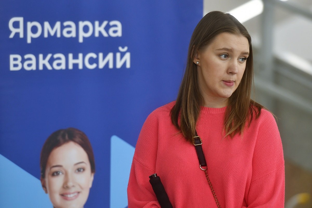 Работы на Южном Урале стало больше а денег нет Челябинская область вошла в топ 20 регионов России по спросу на кадры в 2025 году За год работодатели разместили 204 тысячи вакансий это на 14 больше чем в 2024 м В общероссийском рейтинге регион занял 12 е место по числу предложений о работе Но есть нюанс Медианная зарплата 69 1 тыс рублей и по уровню доходов область оказалась лишь на 49 й строчке То есть вакансий много а рост зарплат за спросом явно не поспевает