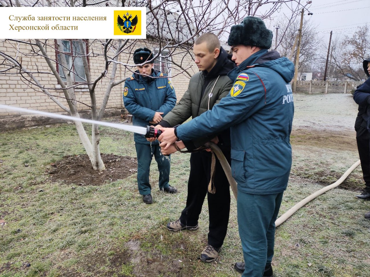 Специалисты ГКУ Херсонской области «Центр занятости населения Херсонской области» в Ивановском муниципальном округе провели профориентационную экскурсию для старшеклассников ГБОУ «Ивановская школа» в Ивановскую пожарную службу МЧС Главного управления МЧС России по Херсонской области  Учащиеся ознакомились с деятельностью сотрудников пожарной службы МЧС, расширили знания в области пожарной безопасности, ребята с восторгом примеряли снаряжение и форменную одежду пожарных.  Экскурсия в пожарно-спасательную часть дополнила знания школьников о мире профессий и наглядно познакомила с профессиями пожарного и спасателя.   Старшеклассники были проинформированы о том, как получить специальное образование и возможность поступить в вузы МЧС России, кроме того о порядке приёма и требованиях для поступления, возможности заключения договоров о целевом образовании и условиях несения службы.