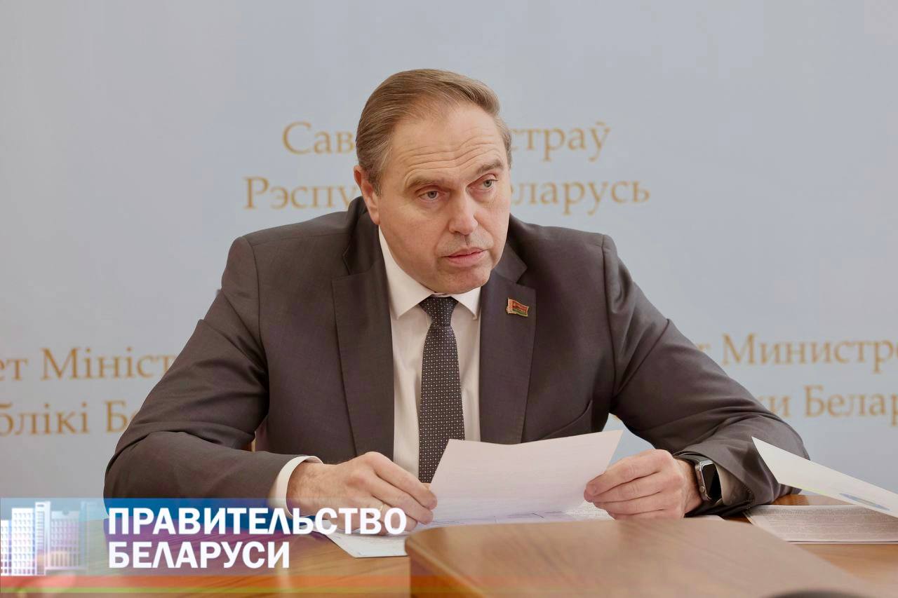 Владимир Караник: Все необходимые условия для проведения ЦЭ и ЦТ созданы «Ежегодно Глава государства возлагает на госкомиссию важную задачу по контролю за соблюдением законодательства при подготовке к проведению вступительной кампании, направленную на защиту прав и законных интересов граждан. Отмечу, что на данный момент все рабочие органы госкомиссии уже созданы, комиссии сформированы и за членами комиссии, за исключением председателя областной комиссии, уже закреплены конкретные учреждения образования. Ваша первоочередная задача - организовать оперативный и текущий контроль за ходом вступительной кампании на всех ее этапах при проведении централизованного экзамена и централизованного тестирования. Эта работа начинается уже на следующей неделе», - сказал Владимир Караник во время заседания государственной комиссии по контролю за ходом подготовки и проведения вступительных испытаний в учреждениях образования в 2025 году Вице-премьер напомнил, что прием и зачисление абитуриентов в рамках целевой подготовки начинаются с 27 июня, зачисление абитуриентов в основной набор учреждений высшего образования - с 12 июля, в учреждения среднего специального образования - с 18 июля