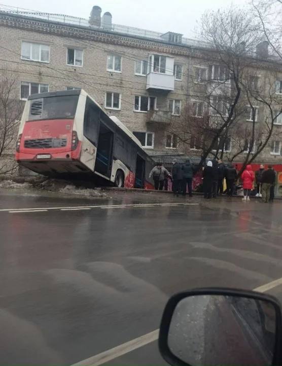 Прокуратура проводит проверку по факту ДТП с автобусом в Соликамске Прокуратурой Пермского края организована проверка по факту аварии с участием пассажирского автобуса в Соликамске Об этом сообщает пресс служба ведомства По предварительным данным водитель рейсового автобуса покинул салон после чего транспортное средство совершило неконтролируемый съезд в кювет Пострадавшей пассажирке оказана медицинская помощь