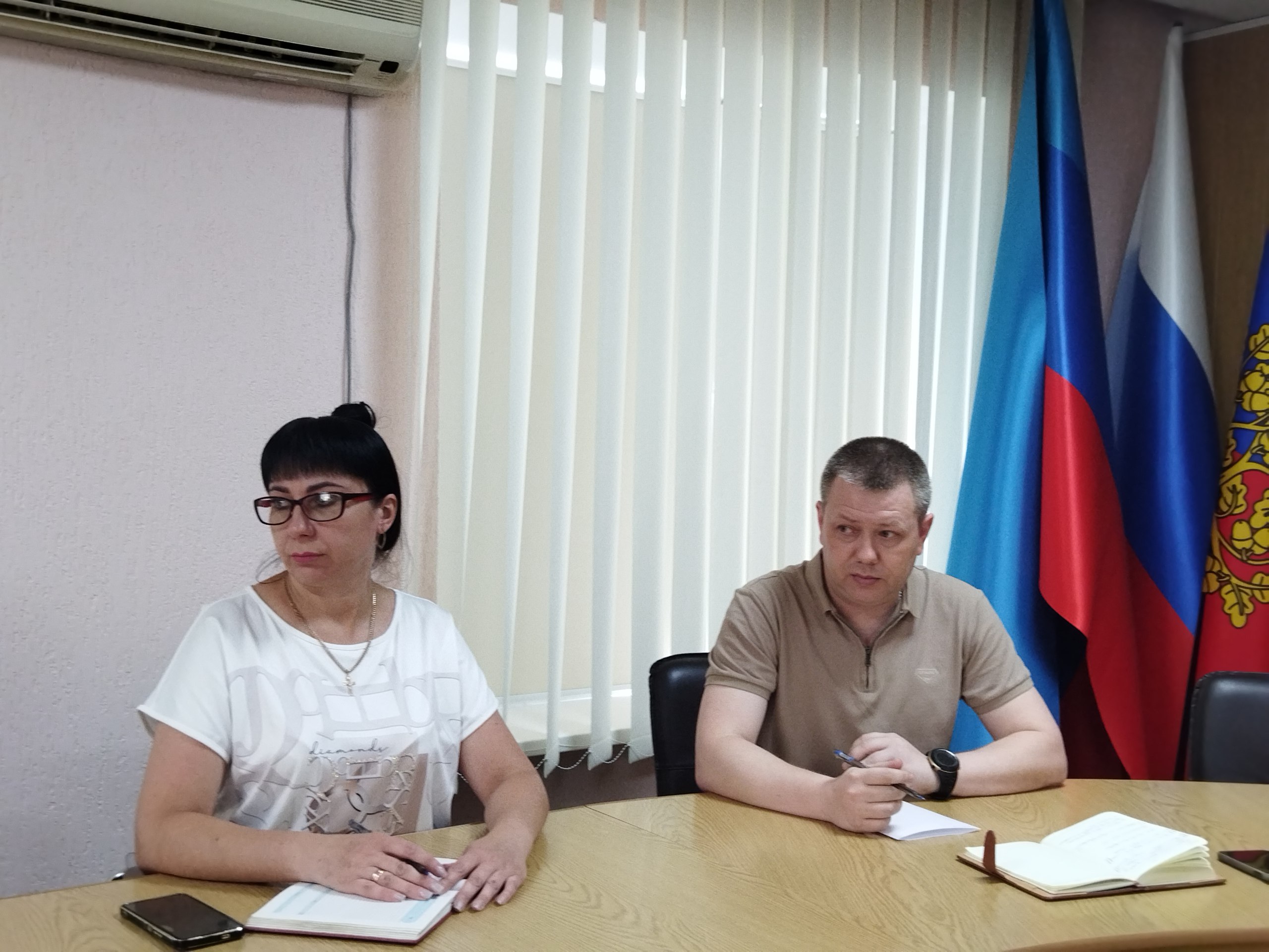 В Администрации городского округа город Ровеньки  состоялось очередное заседание Рабочей группы  штаб  по вопросу подготовки жилищного фонда, объектов теплоснабжения и социальной сферы муниципального образования к отопительному периоду.   ‍  Члены Рабочей группы представили отчёты о текущем состоянии дел, направленных на подготовку жилых домов, объектов социальной и образовательной сфер к зимним условиям. Обсуждались вопросы проверки состояния систем отопления, а также готовности образовательных и медицинских учреждений к предстоящему отопительному периоду.   Рабочая группа продолжит мониторинг ситуации и будет активно работать над устранением выявленных недостатков.