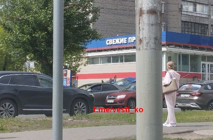 ‼  На улице Ленина в Кирове сейчас образовалась большая пробка. Причина - массовое ДТП на перекрестке с улицей Милицейской.