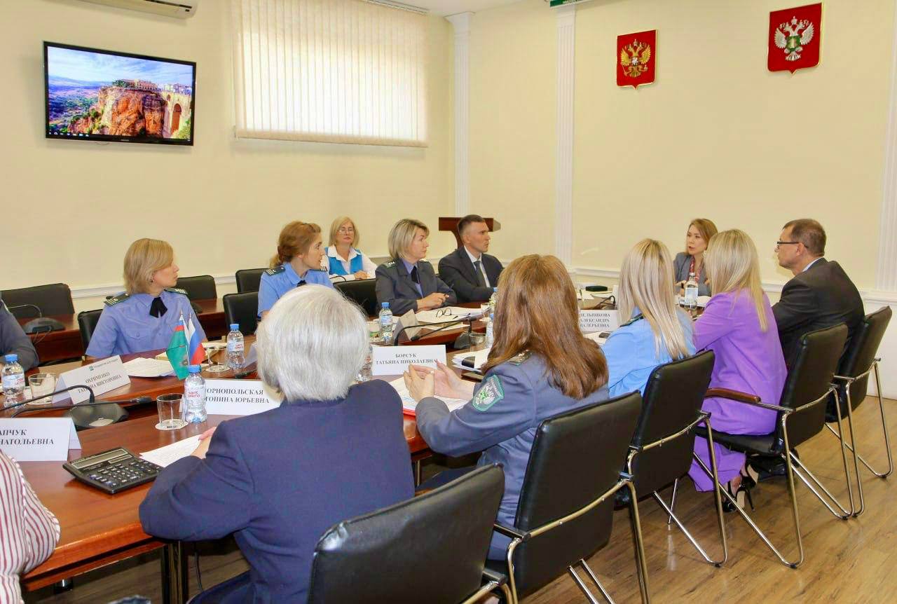 Светлана Алексеева посетила с рабочим визитом Красноярск   24 июля во время рабочей поездки в Красноярск замруководителя Россельхознадзора Светлана Алексеева провела совещание с коллективом Управления Россельхознадзора по Красноярскому краю и филиалов подведомственных Службе ФГБУ «ЦОК АПК» и ФГБУ «ВНИИКР».  На встрече с сотрудниками территориального управления замруководителя сделала акцент на сохранении эпизоотического благополучия в стране и обеспечении ее продовольственной безопасности.   Светлана Алексеева отметила высокую вовлеченность региона в работу по сохранению сельхозземель и поручила активнее использовать ИИ для анализа данных в госинформационных системах, а также расширить фитосанитарный мониторинг труднодоступных территорий с помощью беспилотников.   Замруководителя поинтересовалась у коллектива, насколько удобно пользоваться мобильным приложением «Инспектор». Сотрудники отметили его интуитивно понятный и удобный интерфейс. Количество проверок с помощью данного сервиса растет. Приложение оценили и сельхозпроизводители края.  Кроме того, Светлана Алексеева посетила Красноярский филиал ФГБУ «ВНИИКР» и здание, куда планируется переезд Красноярского филиала ФГБУ «ЦОК АПК».    Подробнее — в релизе.