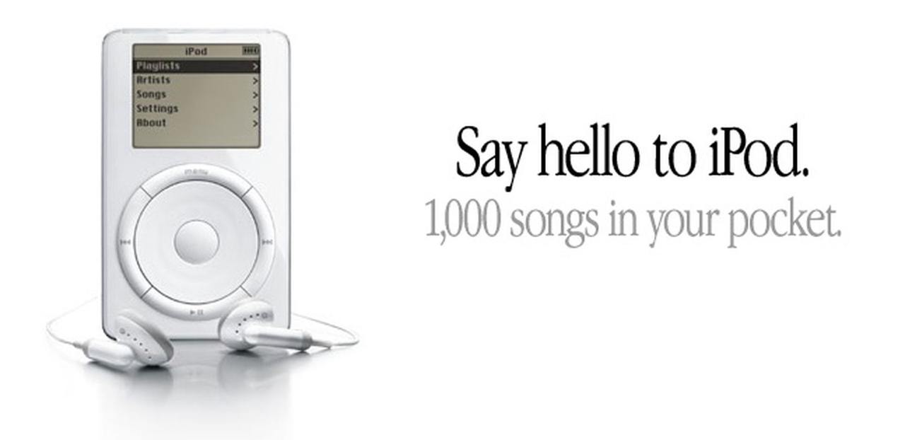 23 октября 2001 года Apple представляет первый iPod В этот день 24 года назад Apple представила iPod революционный MP3 плеер способный вместить до 1000 песен в компактном 184 граммовом корпусе Устройство оснащалось 5 ГБ жёстким диском и предлагало до 10 часов воспроизведения музыки iPod был совместим с Mac и автоматически синхронизировался с iTunes упрощая загрузку и управление музыкальной библиотекой Разработка iPod заняла менее года Ключевым моментом стало использование 1 8 дюймового жёсткого диска от Toshiba который обеспечил компактность устройства Стив Джобс охарактеризовал iPod как 1000 песен в вашем кармане подчёркивая его уникальность и портативность Несмотря на высокую цену 399 и ограниченную совместимость только с Mac iPod стал символом новой эры в цифровой музыке Он не только изменил способ прослушивания музыки но и стал основой для последующих успехов Apple включая iTunes Store и iPhone Служба заботы iBig Проверить баллы UDS Самый лучший ремонт