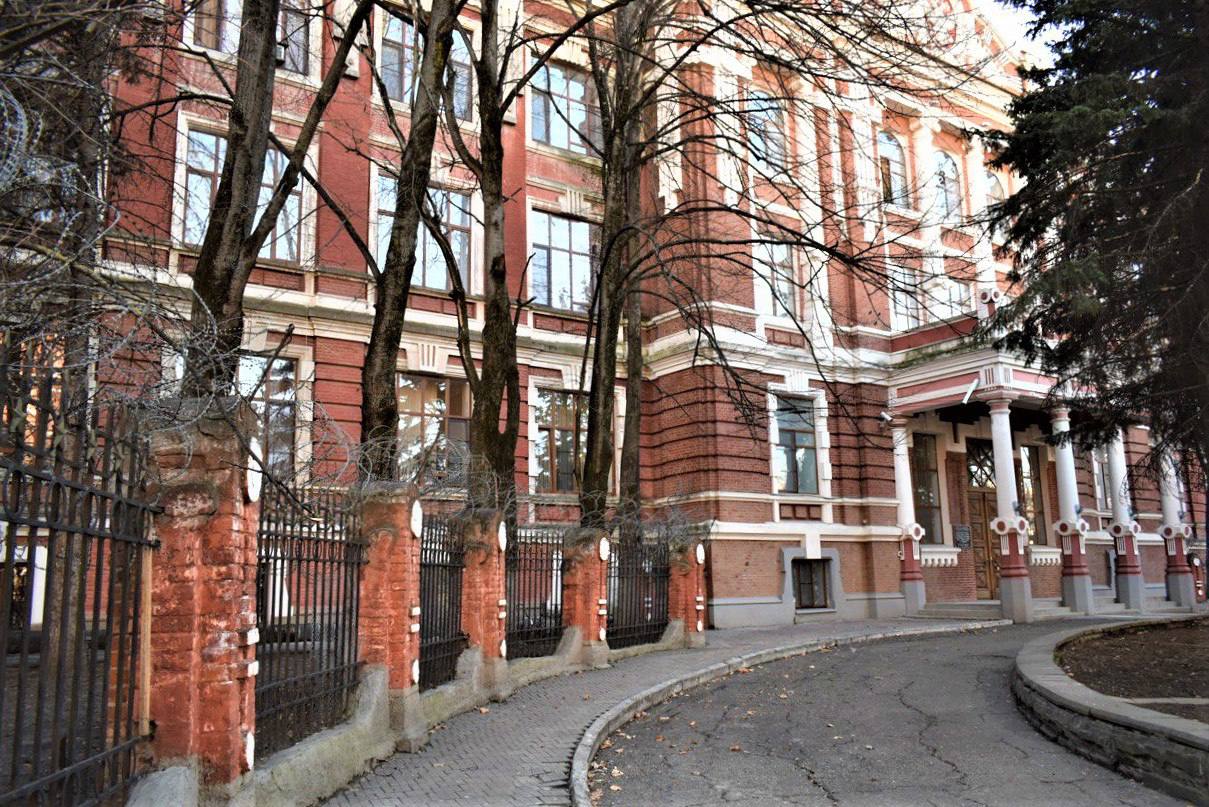 Старинное здание в центре Краснодара взяли под защиту.  Такое решение приняли по итогам историко-культурных исследований, проведенных специализированной организацией. Старинное здание по улице Красина является одним из памятников архитектуры Краснодара.     Здание Мариинского института благородных девиц построили в 1906 – 1909 годах по проекту кубанского архитектора Александра Косякина в кирпичном стиле с элементами модерна. В нем были просторные учебные помещения, актовый зал, мастерские, столовая, спальные комнаты, а также собственная электростанция, центральное паровое отопление и прачечная. После национализации в здании размещались военные учебные заведения. С 1954 года здесь располагается военное училище имени генерала армии С.М. Штеменко.