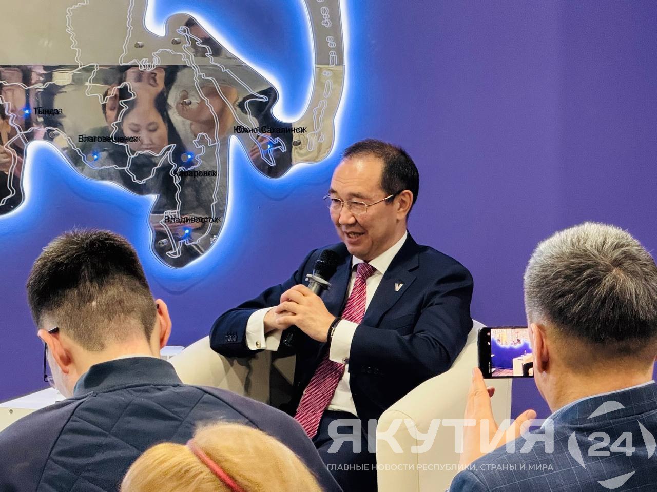 Игры народов Якутии в Нюрбе Глава Якутии рассказал о планах строительства и нерешенных вопросах Глава Якутии Айсен Николаев в ходе своей пресс конференции представил план строительства спортивных объектов к предстоящим Играм народов Якутии которые примет Нюрбинский район в 2027 году В ходе обсуждения он выделил как утвержденные проекты так и ключевой вопрос требующий дополнительного анализа экономическую целесообразность строительства крупного физкультурно оздоровительного комплекса с бассейном Подробнее читайте по ссылке Фото Мария Архипова Якутия 24 yk24 ru в MAX Telegram ВК VK Видео