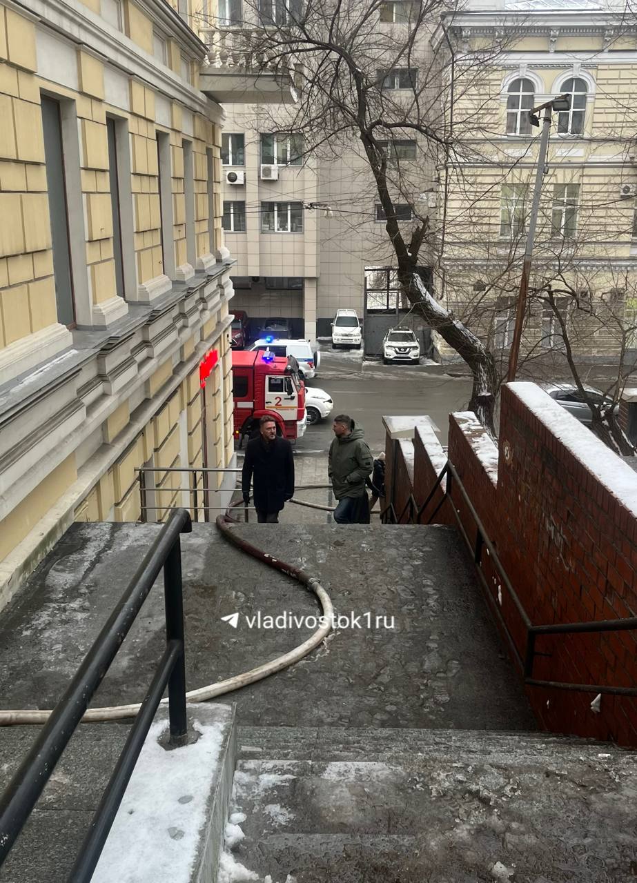 Суета из за крупного пожара в центре продолжается К месту возгорания пришел директор Государственного объединённого Музея заповедника истории Дальнего Востока имени В К Арсеньева Виктор Шалай Подписаться в Telegram Подписаться в MAX