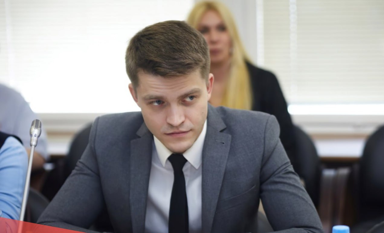 И сразу ещё одно назначение Как сообщается на сайте Правительства РФ Михаил Мишустин назначил Андрея Берестянского новым директором Департамента природных ресурсов земельных отношений и агропромышленного комплекса Правительства РФ Андрей Берестянский родился в 1984 году Трудился в Федеральном кадастровом центре Земля Федеральной службе государственной регистрации кадастра и картографии В 2018 2020 годах занимал должность заместителя директора департамента недвижимости Минэкономразвития В сентябре 2020 года Андрей Берестянский был назначен помощником вице премьера Виктории Абрамченко позже стал заместителем руководителя ее секретариата С июня 2024 года являлся помощником вице премьера Дмитрия Патрушева В январе 2025 года занял должность заместителя руководителя секретариата вице премьера Елена Ковалева освобождена от этой должности по её просьбе в связи с переходом на другую работу