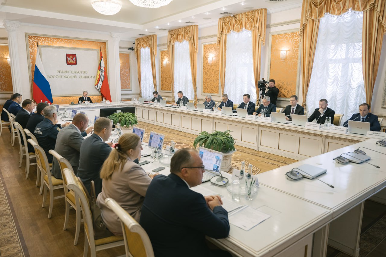 Воронежские власти контролируют модернизацию инфраструктуры ЖКХ 30 сентября Российская Газета Временно исполняющий обязанности губернатора Воронежской области Сергей Трухачев 29 сентября провел совещание по выполнению федерального проекта Модернизация коммунальной инфраструктуры включенного в национальный проект Инфраструктура для жизни По словам министра жилищно коммунального хозяйства и энергетики региона Евгения Бажанова текущий проект отличается от прежнего Чистая вода тем что охватывает больше направлений модернизации финансирование направлено не только на улучшение качества питьевой воды но и на обновление систем отопления канализации а также капитального ремонта инженерных коммуникаций В 2025 году Воронежская область получила субсидию размером 549 6 миллиона рублей Средства были разделены между 12 муниципалитетами и использованы для восстановления 36 объектов а также реконструкции двух водоразборных станций Согласно отчету на 20 сентября строительные работы выполнены на 52 процента окончательный срок завершения установлен на 1 ноября текущего года Эти меры приведут к улучшению качества предоставляемых коммунальных услуг 320 тысяч жителей опорных населенных пунктов В 2026 году предусмотрено выделение региону 445 6 миллиона рублей Сейчас идет процесс сбора предложений от муниципалитетов по результатам которого будет сформирована итоговая заявка для подачи в Минстрой РФ