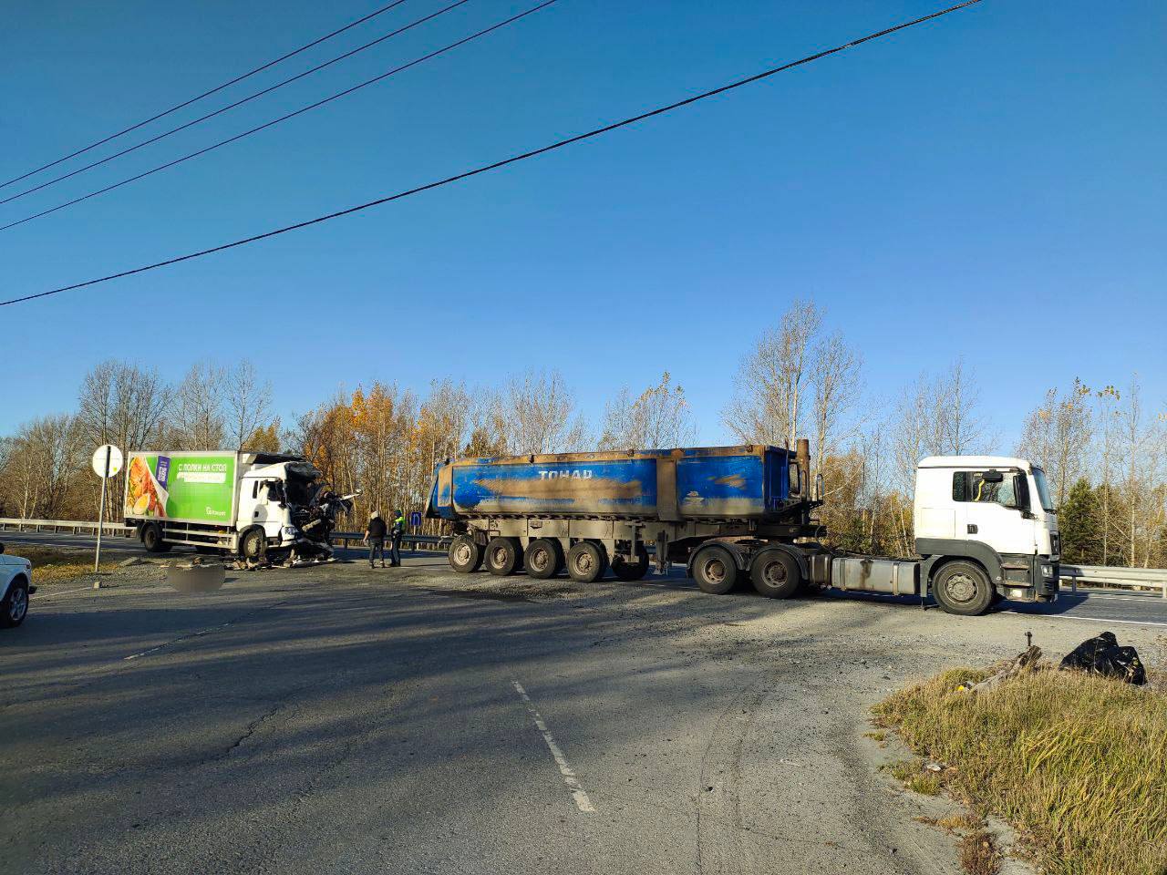 Смертельная авария произошла на трассе Тюмень - Ханты-Мансийск в Ярковском районе  На 129-м км федеральной автодороги столкнулись большегрузы «МАН» и рефрижератор.  Предварительно, 60-летний водитель рефрижератора не выдержал безопасную дистанцию до движущегося впереди автомобиля «МАН». Водитель рефрижератора погиб.   На месте трагедии работают сотрудники Госавтоинспекции. В сторону Тобольска движение частично ограничено, оно осуществляется по одной полосе.