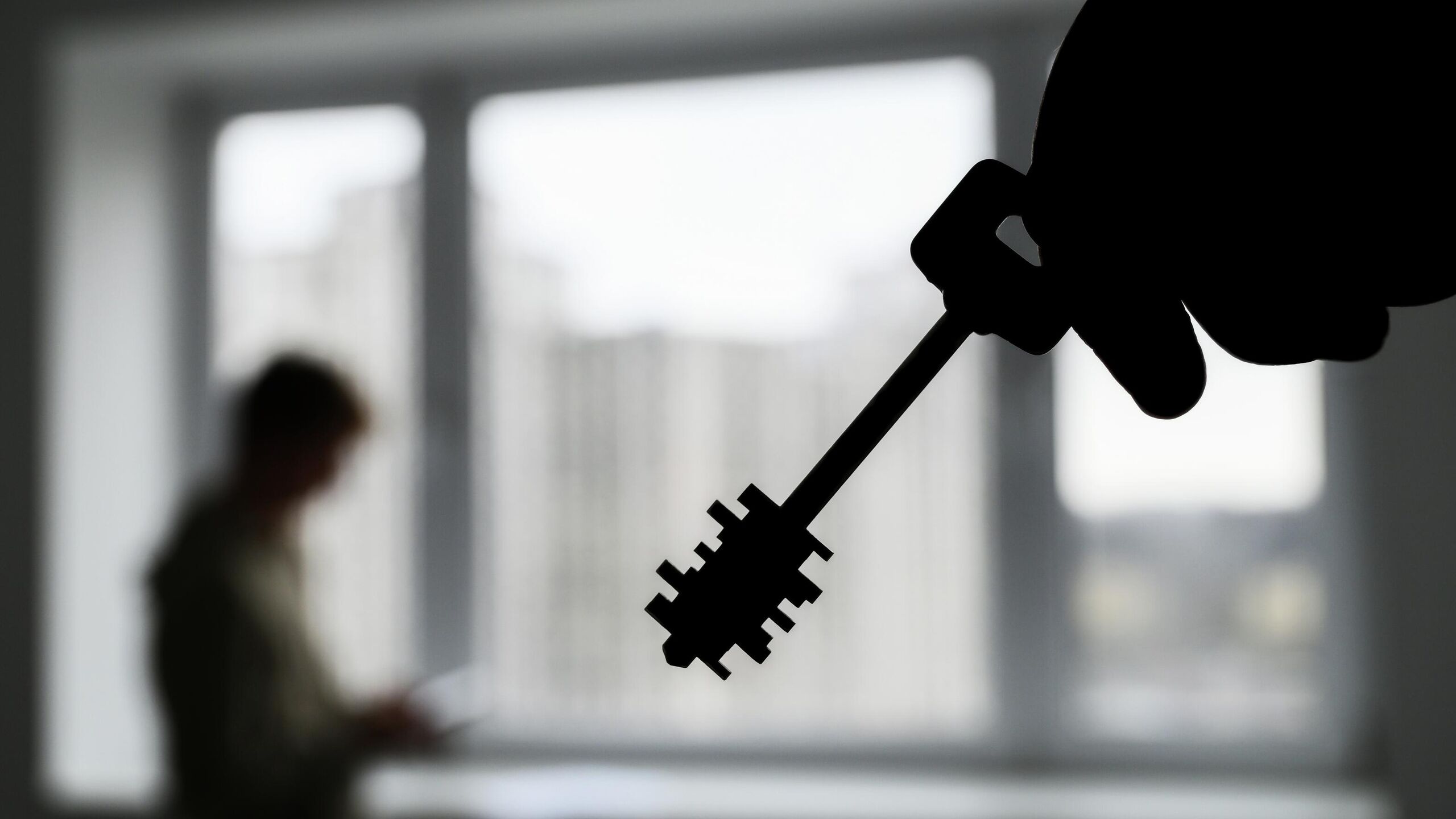 Депутаты Госдумы планируют внести законопроект чтобы все сделки россиян и бизнеса с недвижимостью оплачивались безналичным способом рассказал РИА Новости глава комитета Госдумы по финансовому рынку Анатолий Аксаков Есть предложение связанное со случаем Долиной что все сделки связанные с недвижимостью должны проходить в безналичной форме сказал депутат По его словам эту инициативу предложила партия Справедливая Россия Интересы граждан тогда будут больше учтены И обмана не будет поскольку очень много злоупотреблений с тем что в наличной форме сделки осуществляется уточнил глава думского комитета Аксаков отметил что законопроект уже подготовлен и в ближайшее время будет внесен на рассмотрение в Госдуму Если же его примут то эта мера должна заработать со второй половины этого года добавил депутат