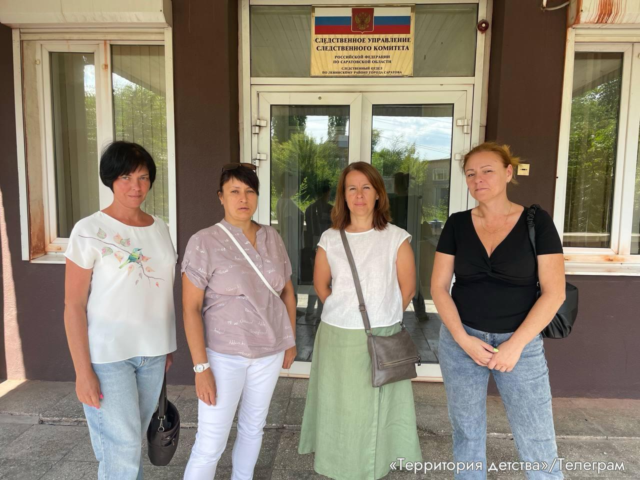 В Саратове СК возобновил расследование по уголовному делу о застройке парка «Территория детства», где власти хотят построить школу в честь «героев СВО» 11 августа инициативная группа защитников парка «Территория детства» встретилась с руководителем следственного отдела по Ленинскому району Саратова Жасланом Нурушевым. Поводом стала жалоба на сотрудника отдела, который закрыл уголовное дело о незаконном переводе земли в парке под строительство школы, не передав его по подследственности. Нурушев сообщил, что расследование возобновлено, с сотрудником проведена беседа, а до 13 августа будут сделаны запросы по делу. Активистов пригласят ознакомиться с ответами. Он также предложил провести встречу защитников парка с главой Ленинского района Игорем Молчановым, следователями и прокуратурой, а также назначить правовую экспертизу собранных документов. Активисты настаивают, что строительство нарушает охранную зону особо охраняемой природной территории «Кумысная поляна», границы которой администрация города до сих пор не определила. В этой зоне по закону запрещено возводить капитальные объекты. Кроме того, защитники направили коллективное обращение о блокировке входов в парк. Они просят проверить действия администрации Ленинского района на предмет превышения полномочий, защитить право горожан на свободное передвижение и сохранить парк в его фактических границах. На прошлой неделе инициативная группа подала в Следственный комитет обращение с требованием проверить чиновников на лоббирование интересов застройщиков и защитить парк. Сами жители провели народный сход против уничтожения парка. Строительство школы они назвали вандализмом под видом заботы об образовании. #Саратовскаяобласть