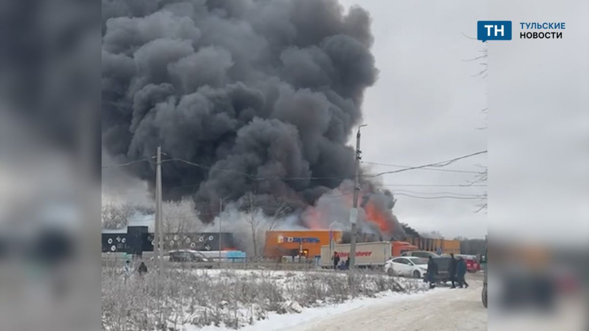 Пожар в Щекино локализован крыша обрушилась на 2 тыс м² Возгорание в Тульской области локализовано на площади 4 500 м² но площадь обрушения кровли возросла до 2 000 м² С места эвакуировали 12 человек по предварительным данным пострадавших нет На тушение выезжал пожарный поезд задействовали 13 единиц техники и 50 человек Прокурор Щекино координирует работу служб Источник   newstula ru fn 1777019 html Прислать новость задать вопрос Подпишись на Telegram MAX