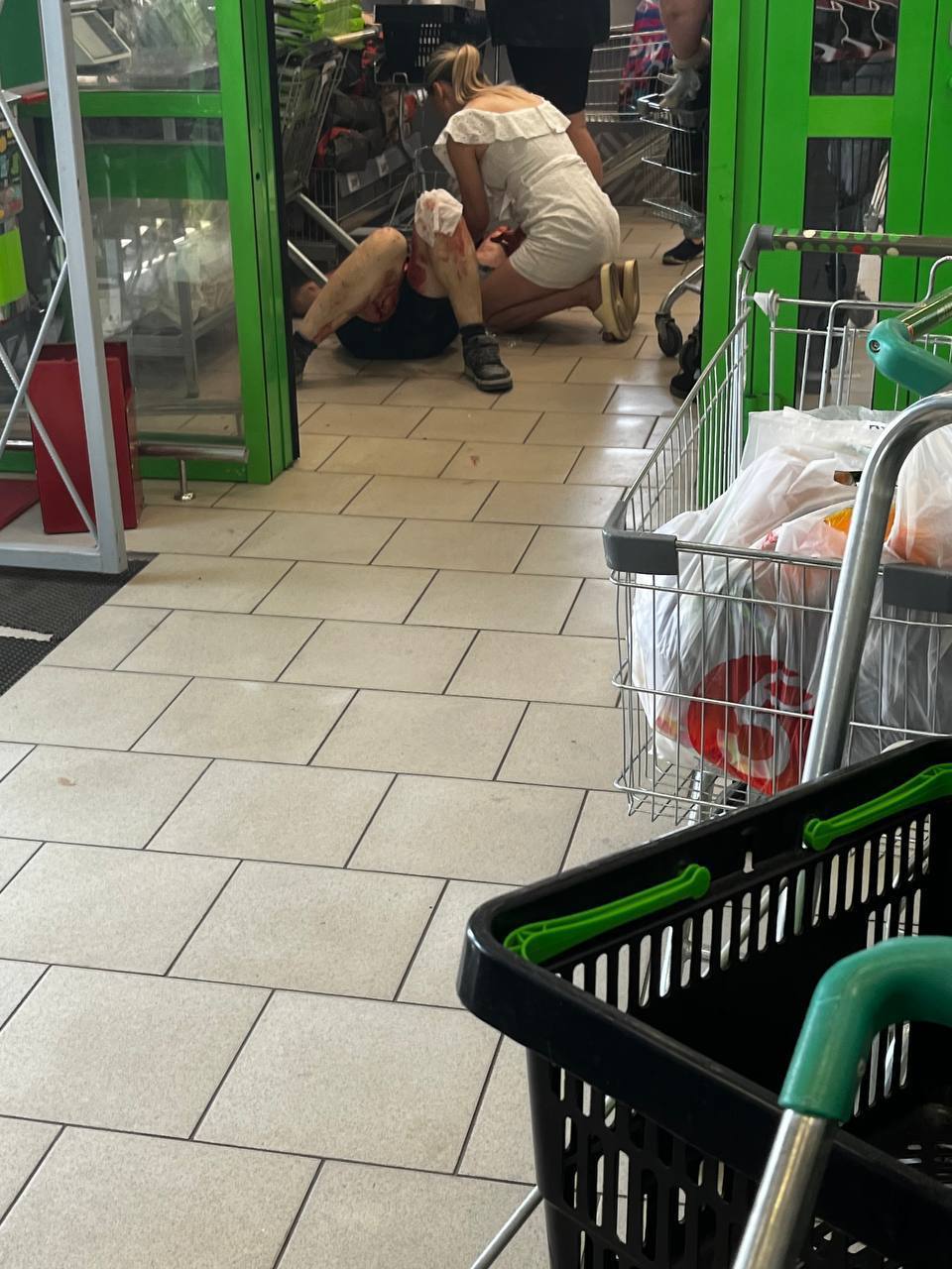 В селе Никольское беспилотник атаковал автомобиль на парковке магазина «Пятёрочка» Очевидцы сообщают об одном погибшем и одном раненом человеке. Пострадавшему оказывают первую помощь посетители и сотрудники магазина.