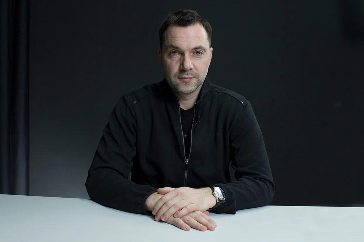 YouTube-канал Алексея Арестовича заблокировали в Украине Об этом сообщили в Центре противодействия дезинформации страны. Украинская аудитория канала составляет примерно 25% из почти 2 млн подписчиков, следует из данных AIR Brands. Санкции против Арестовича ввели 1 мая, они включают в себя запрет распространять медиа в Украине. Кроме блокировки YouTube, ограничения предусматривают запрет доступа к его Telegram-каналу, а также страницам в Facebook и Instagram. Кроме Арестовича, были заблокированы YouTube-каналы политолога Константина Бондаренко, российской журналистки Анастасии Кашеваровой, блогеров Дмитрия Васильца и Павла Онищенко Компания Meta, которой принадлежат Facebook и Instagram, признана экстремистской и запрещена в России
