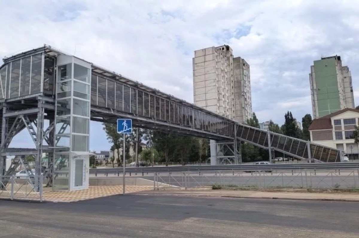 Новый надземный переход на Третьей продольной в Волгограде почти готов В Волгограде практически готов новый надземный переход на Третьей продольной магистрали. Он обеспечит безопасный и комфортный переход для всех, включая маломобильных граждан: для них установлены лифты. Внутри перехода смонтировано освещение, видеонаблюдение и уложено специальное противоскользящее покрытие. Осталось завершить благоустройство прилегающей территории и обходных путей. Проход находится в районе примыкания улицы Космонавтов к Третьей продольной магистрали, от открытой в 2024 году новой школы-тысячника на улице Шекснинской до него 200 метров.
