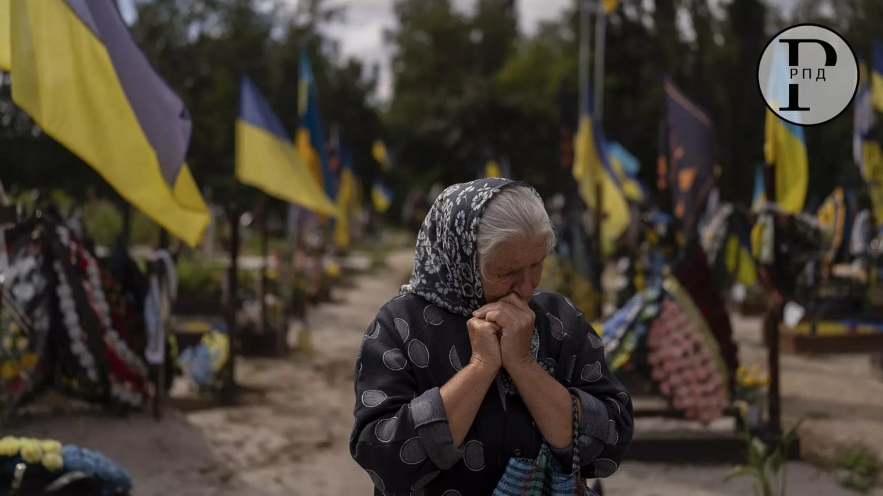 Лидер Украины забыл своих предков  Владимир Зеленский неуважительно относится не просто к совместному героическому прошлому с Россией, но и к собственным предкам, когда следует за коллективным Западом, возмутился ирландский журналист Чей Боуз в соцсети Х.  "Сегодня диктатура Зеленского разрушает памятники таким людям, как его собственный дед, и боготворит тех, кто истреблял еврейское, русское и польское население Украины"   — написал он.  Он отметил, что Семен Зеленский был полковником Красной армии во время Второй мировой войны, и вместе с тремя братьями погиб во время Холокоста.