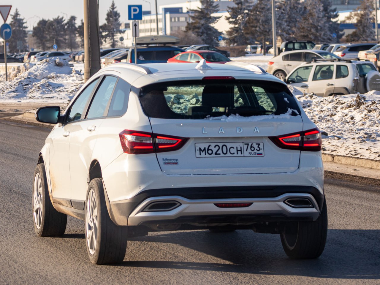 Новый кроссовер Lada на базе Vesta впечатлит дорожным просветом  В Тольятти подловили очередной прототип модели с внутризаводским кодом HGH. В этот раз качество фотографии и ракурс позволяют оценить, насколько отличается мул кроссовера Lada от обычного кросс-универсала. Заметно расширена колея, кузов установлен существенно выше, клиренс стал больше. У Lada Vesta SW Cross от нижней точки до асфальта не менее 194 миллиметров.  Оценивать геометрическую проходимость будущей Lada B-Cross по фотографиям мула не вполне корректно, но макет кроссовера подтверждает: задняя часть кроссовера поднята высоко. Если предположить, что под кузовом «Весты» скрывается образец шасси перспективной модели, то можно сделать вывод — отказываться от полузависимой балки ради «многорычажки» на заводе не планируют.  Серийное производство кроссовера Lada ожидается в 2026 году, но дебют прототипа с реальным кузовом ожидается в июне на Петербургском международном экономическом форуме. Глава АвтоВАЗа Максим Соколов намекнул, что новинки будут стоить дороже, а ситуация, когда китайские автопроизводители выдавливают Lada в низкомаржинальный сегмент, завод не устраивает.  Источник: motor.ru