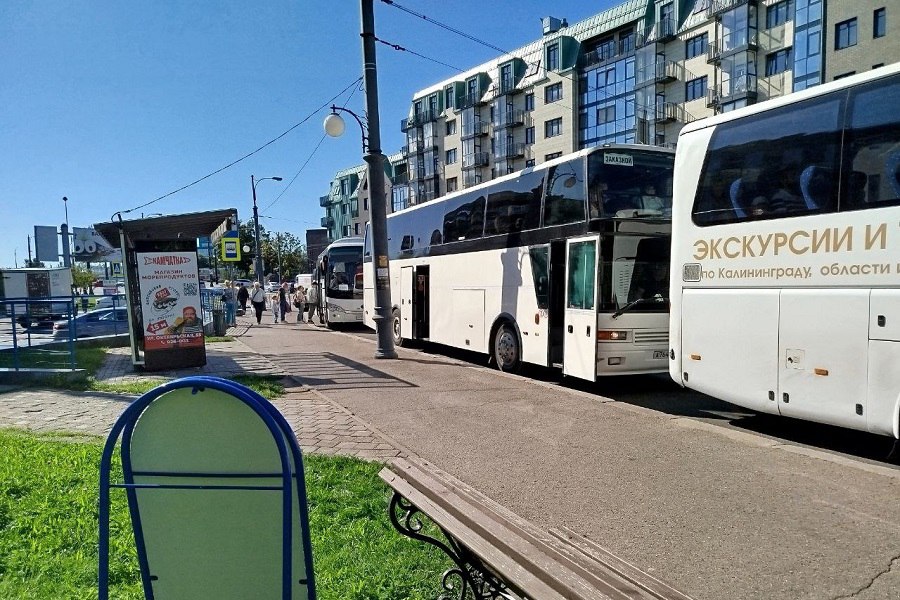 Горвласти ответили на жалобы жителей Острова на парковку туравтобусов на остановке В редакцию обратился житель Острова Юрий который пожаловался на то что туристические автобусы паркуются на остановке набережная Ветеранов мешая общественному транспорту высаживать и принимать пассажиров Туристические автобусы паркуются прямо около остановки И где должен парковаться общественный транспорт И так каждый день рассказал он приложив подтверждающее фото Так еще и мотор не отключают сидишь на остановке и прямо перед носом выхлопная труба дыши на здоровье выхлопными газами отметила в комментарии к фото калининградка Галина Каждый день наблюдаю эту картину Один раз даже замечание сделали Сидим ждём автобус а туристический стоял минут 15 и всё это время был заведён Мы уже не знали куда уйти с этой остановки Если есть туристы то надо и для них сделать удобства Чтобы всем было хорошо поддержала ее другая жительница Острова В связи с повышенной нагрузкой на существующие парковочные пространства включая платные зоны допускается кратковременная остановка отдельных туристических автобусов на остановочных пунктах для оперативной посадки и высадки экскурсионных групп По результатам проверки 20 21 августа факты нарушений не выявлены В целях недопущения подобных ситуаций администрацией оборудована специализированная парковка для экскурсионных автобусов по ул Октябрьская напротив Синагоги Остановка туристических автобусов осуществляющих организованные перевозки пассажиров по экскурсионным маршрутам на городских остановках разрешена на срок не более 5 минут в соответствии с Правилами дорожного движения Контроль за их соблюдением относится к компетенции ГИБДД прокомментировали ситуацию в Комитете городского развития и цифровизации