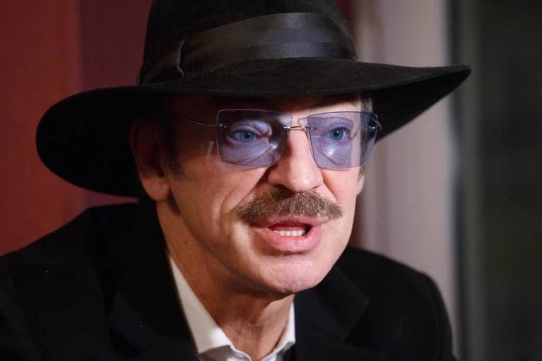 Михаил Боярский заявил о завершении карьеры драматического актера Главный Д Артаньян страны сообщил что завершает драматическую карьеру Об этом актёр рассказал поклонникам на творческой встрече в театре имени Ленсовета на которой побывал корреспондент КП Петербург Я закончил свою драматическую карьеру Я много работал больше полувека Когда я все это успел сделать Не понимаю Много или мало Мне 76 лет в декабре будет Все что мог я совершил Я как и Алиса Бруновна закончил драматическую карьеру заявил Боярский Но судя по всему это признание Михаила Боярского не означает что он окончательно ушел со сцены Не так давно в театре Ленсовета вышел спектакль Театральный роман по Булгакову В постановке роль Боярского указана как Генеральный секретарь Кроме того Боярский выходит на сцену с коротким эпизодом в Ромео и Джульетте Александр Глуз Читай нас в MAX Подпишись на Комсомольскую правду СПб